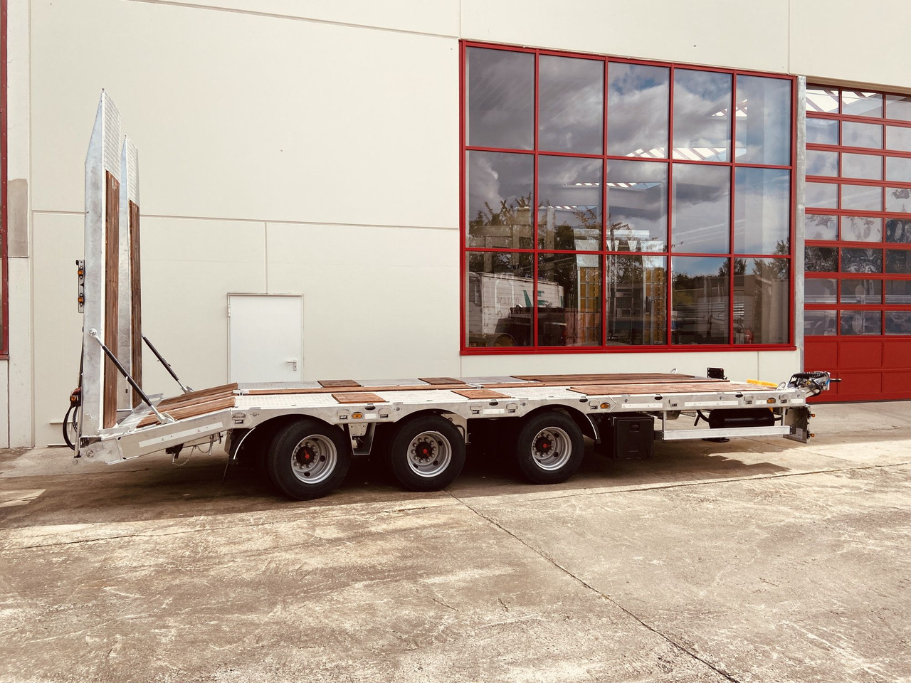 New Low loader trailer for transportation of heavy machinery Möslein TT 31 31 t GG Tridem- Tieflader 3 Achs, gelenktNeufahrzeug: picture 10 New Low loader trailer for transportation of heavy machinery Möslein TT 31 31 t GG Tridem- Tieflader 3 Achs, gelenktNeufahrzeug: picture 10