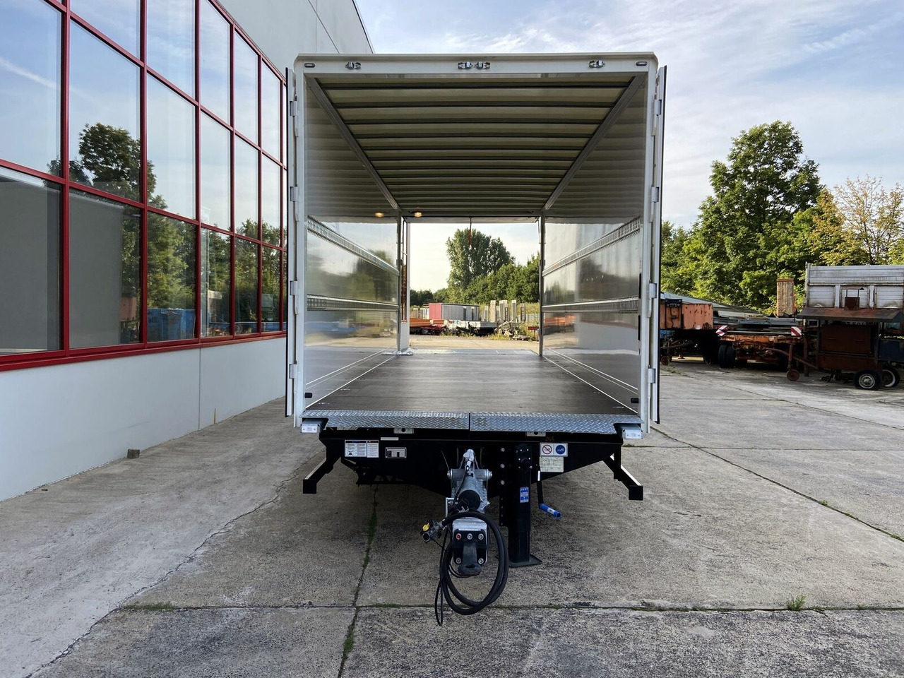 Closed box trailer Möslein  Tandem Koffer, Ladebordwand 1,5 t + Durchladbar: picture 11