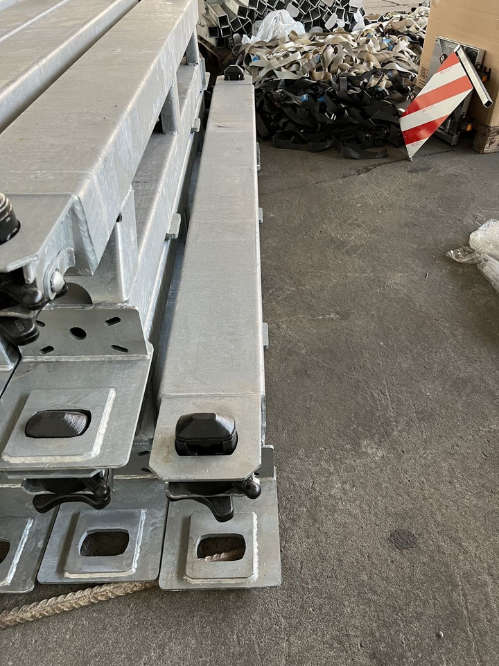 Müller Mitteltal Ausgleichsbock für Satteltieflader incl. Conatinerverschlüssen - Low loader semi-trailer: picture 3 Müller Mitteltal Ausgleichsbock für Satteltieflader incl. Conatinerverschlüssen - Low loader semi-trailer: picture 3