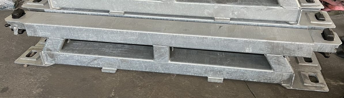 Müller Mitteltal Ausgleichsbock für Satteltieflader incl. Conatinerverschlüssen - Low loader semi-trailer: picture 1 Müller Mitteltal Ausgleichsbock für Satteltieflader incl. Conatinerverschlüssen - Low loader semi-trailer: picture 1