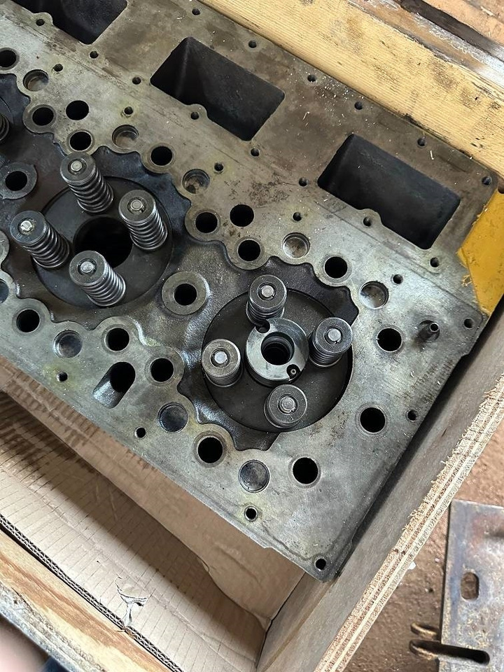 CAT 7N9532 7N-9532 cylinder head - Engine for Construction machinery: picture 2 CAT 7N9532 7N-9532 cylinder head - Engine for Construction machinery: picture 2