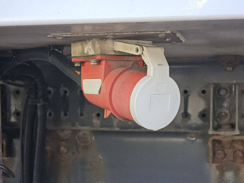 Leasing of Volvo FM 330 6X2 FRIGOBL. LIFT Volvo FM 330 6X2 FRIGOBL. LIFT: picture 17