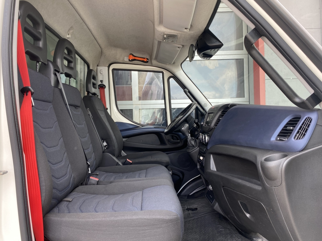 Interior photo 1: Curtain side van Iveco Daily 65C21 3,6m P+P+LBW Klima Automat. Webasto