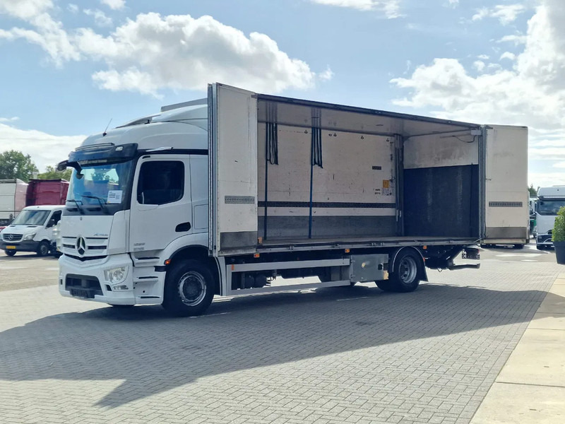 Mercedes-Benz Actros 1833 4x2 - Box with sidedoors - Loadlift - Full air - Mirror cam - Box truck: picture 4 Mercedes-Benz Actros 1833 4x2 - Box with sidedoors - Loadlift - Full air - Mirror cam - Box truck: picture 4