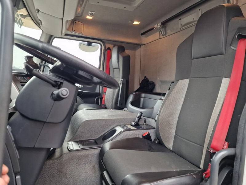 Box truck Renault D 320 4x2 - Box with sidedoors - Zepro loadlift - Low KM - Full air: picture 14 Box truck Renault D 320 4x2 - Box with sidedoors - Zepro loadlift - Low KM - Full air: picture 14