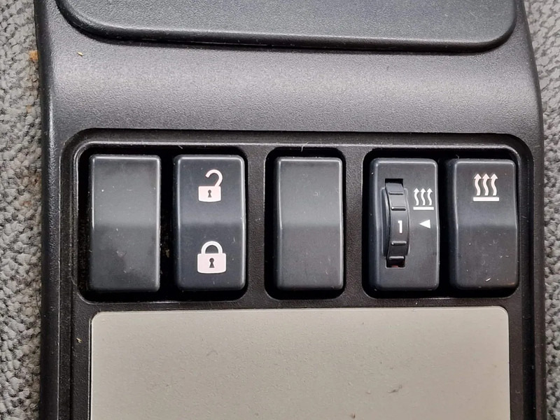 Box truck Renault D 320 4x2 - Box with sidedoors - Zepro loadlift - Low KM - Full air: picture 19 Box truck Renault D 320 4x2 - Box with sidedoors - Zepro loadlift - Low KM - Full air: picture 19