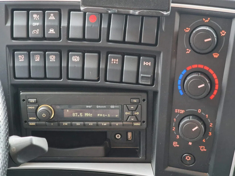 Box truck Renault D 320 4x2 - Box with sidedoors - Zepro loadlift - Low KM - Full air: picture 16 Box truck Renault D 320 4x2 - Box with sidedoors - Zepro loadlift - Low KM - Full air: picture 16