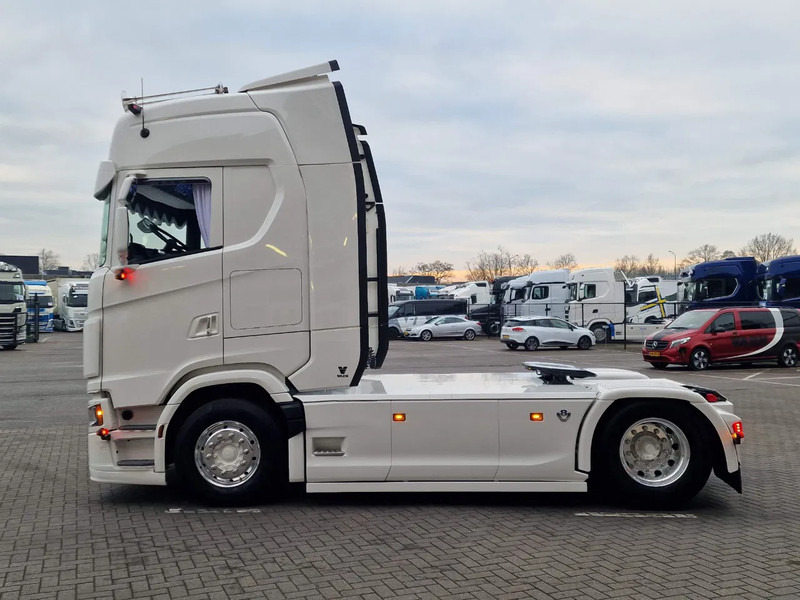 Scania 660S V8 NGS Highline 4x2 - New - Show truck - Full Spec - BUFFL in- and Exterior - Retarder - - Tractor unit: picture 4 Scania 660S V8 NGS Highline 4x2 - New - Show truck - Full Spec - BUFFL in- and Exterior - Retarder - - Tractor unit: picture 4