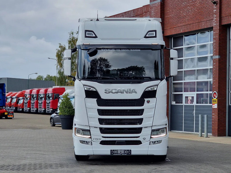 Scania 770S V8 NGS Highline 6x2/4 - New - Old dashboard - Full spec - Retarder - Night clima - Led - Leather - Navi - Tractor unit: picture 2 Scania 770S V8 NGS Highline 6x2/4 - New - Old dashboard - Full spec - Retarder - Night clima - Led - Leather - Navi - Tractor unit: picture 2