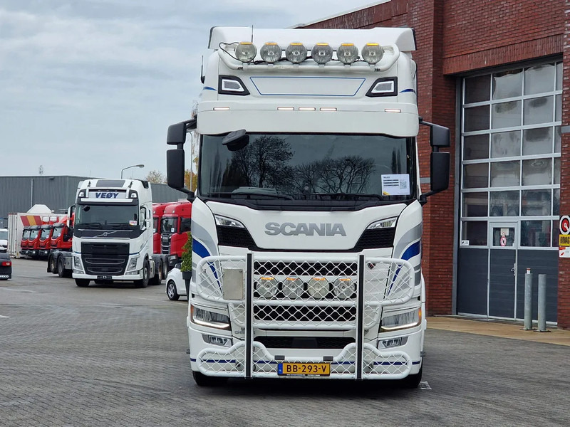 Scania R560 Highline 6x2 - BUFFL - Retarder - Full air - 3.15 WB - Leather - Tractor unit: picture 2 Scania R560 Highline 6x2 - BUFFL - Retarder - Full air - 3.15 WB - Leather - Tractor unit: picture 2