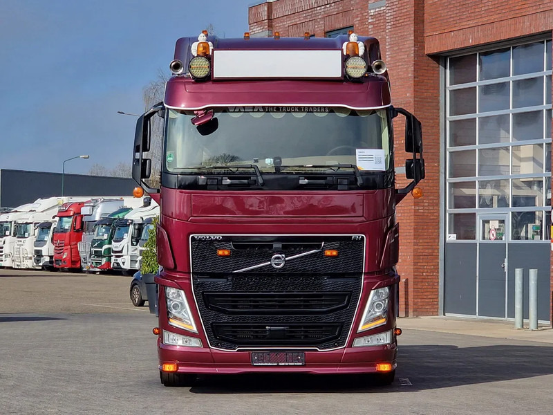 Volvo FH 13.540 Lowroof 6x2 - Show truck - Custom interior - Full air suspension - I parkcool - VEB+ - Tractor unit: picture 2 Volvo FH 13.540 Lowroof 6x2 - Show truck - Custom interior - Full air suspension - I parkcool - VEB+ - Tractor unit: picture 2