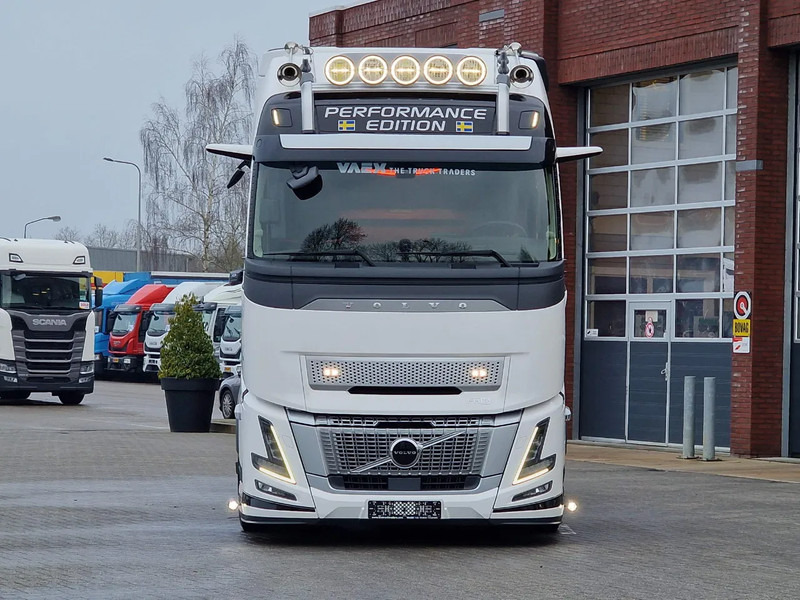 Volvo FH 16.780 Aero XL 6x2/4 - New - Full spec - Retarder - I parkcool - Performance - Leather -BUFFL interior - Tractor unit: picture 2 Volvo FH 16.780 Aero XL 6x2/4 - New - Full spec - Retarder - I parkcool - Performance - Leather -BUFFL interior - Tractor unit: picture 2