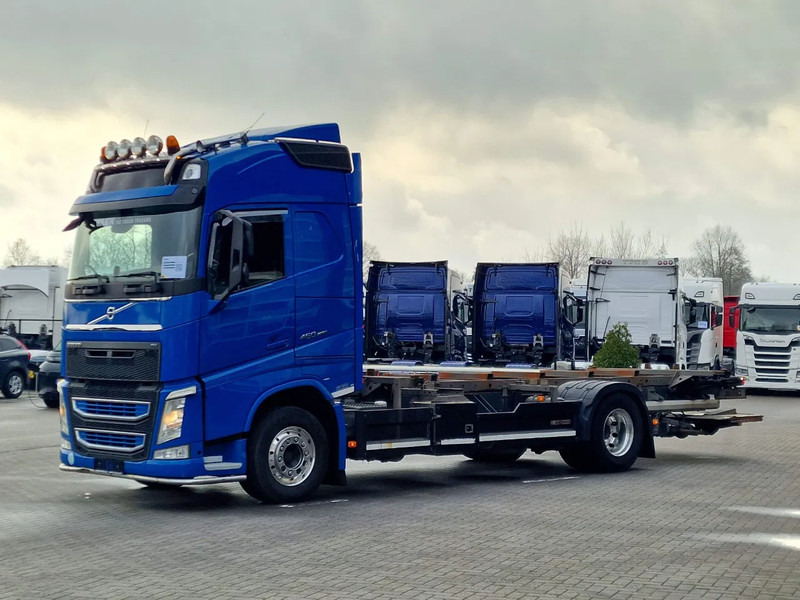 Volvo FH 13.460 Globetrotter 4x2 - BDF - Loadlift - 5.20 WB - Full air - I parkcool - Container transporter/ Swap body truck: picture 4 Volvo FH 13.460 Globetrotter 4x2 - BDF - Loadlift - 5.20 WB - Full air - I parkcool - Container transporter/ Swap body truck: picture 4