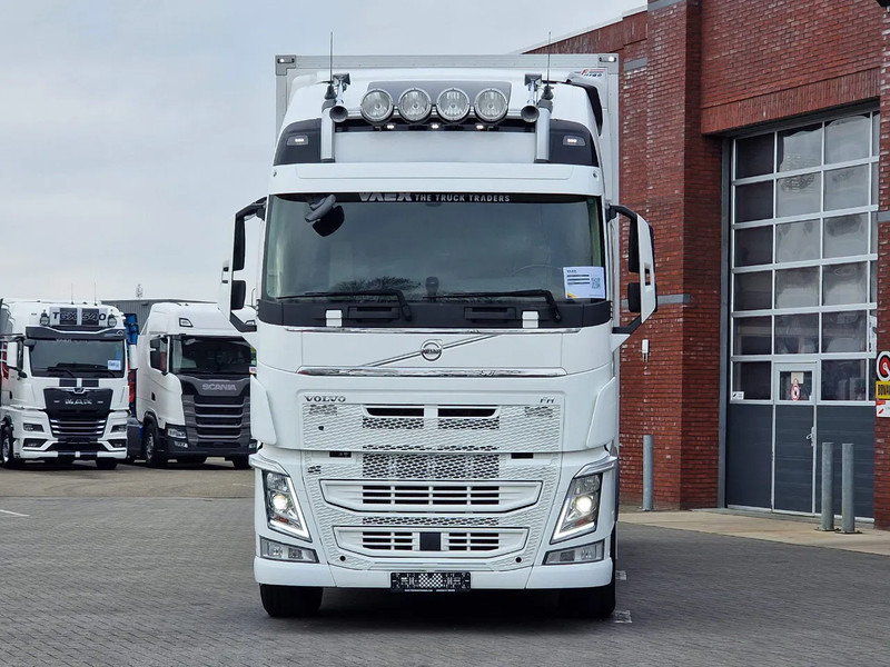 Volvo FH 13.500 Globetrotter XL 6x4 - Carrier Frigo Bi Temp - Loadlift - I parkcool - Leather - Isothermal truck: picture 2 Volvo FH 13.500 Globetrotter XL 6x4 - Carrier Frigo Bi Temp - Loadlift - I parkcool - Leather - Isothermal truck: picture 2