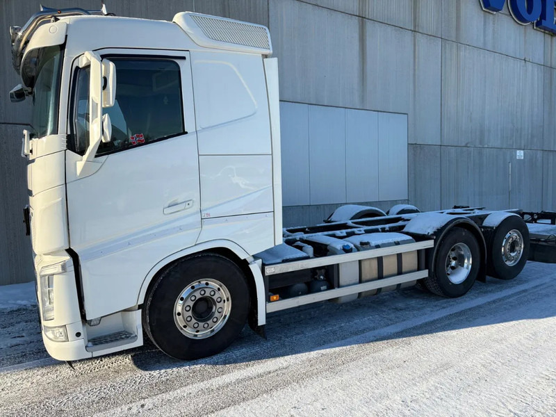 Volvo FH 13.540 6x2*4 Chassis - Low KM - ADR - Full air - Steering axle - 3.90 WB - VEB+ - Cab chassis truck: picture 2 Volvo FH 13.540 6x2*4 Chassis - Low KM - ADR - Full air - Steering axle - 3.90 WB - VEB+ - Cab chassis truck: picture 2