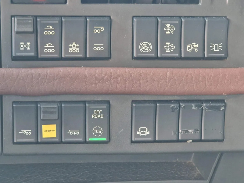 Crane truck Volvo FH 13.540 8x4*4 - HMF2620 K6 Crane 2017 with remote - Retarder - HUB reduction: picture 15 Crane truck Volvo FH 13.540 8x4*4 - HMF2620 K6 Crane 2017 with remote - Retarder - HUB reduction: picture 15