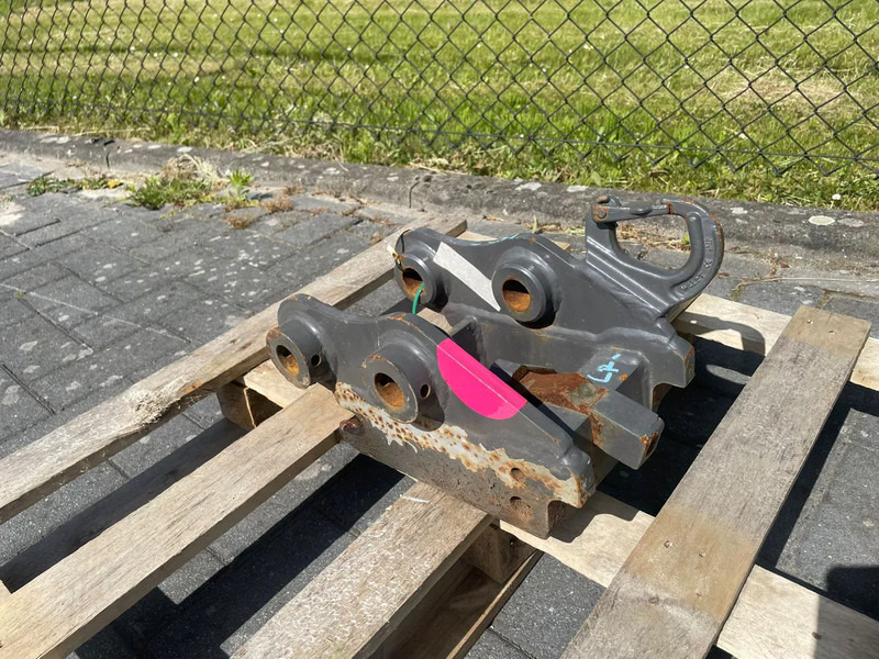 SMP S30 | HALF-AUTO QUICK COUPLER | SNELWISSEL | VOLVO EC18 - Demolition shears for Construction machinery: picture 1 SMP S30 | HALF-AUTO QUICK COUPLER | SNELWISSEL | VOLVO EC18 - Demolition shears for Construction machinery: picture 1