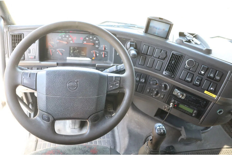 Interior photo 2: Cab chassis truck Volvo FH 460 | 6X2 | MANUAL | BDF | RETARDER | EURO 3