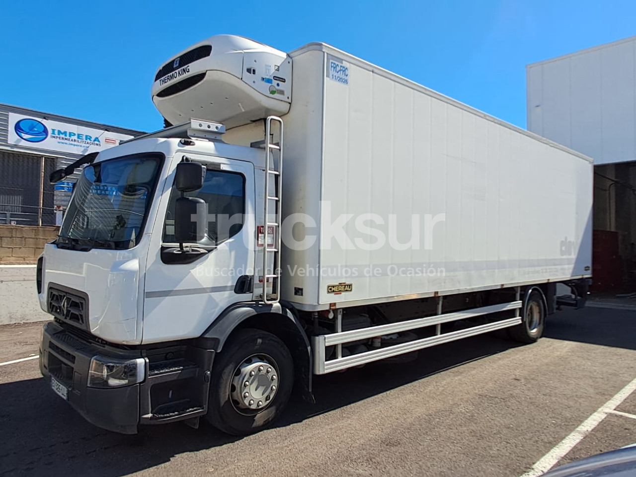 RENAULT D320.18 - Refrigerator truck: picture 2 RENAULT D320.18 - Refrigerator truck: picture 2