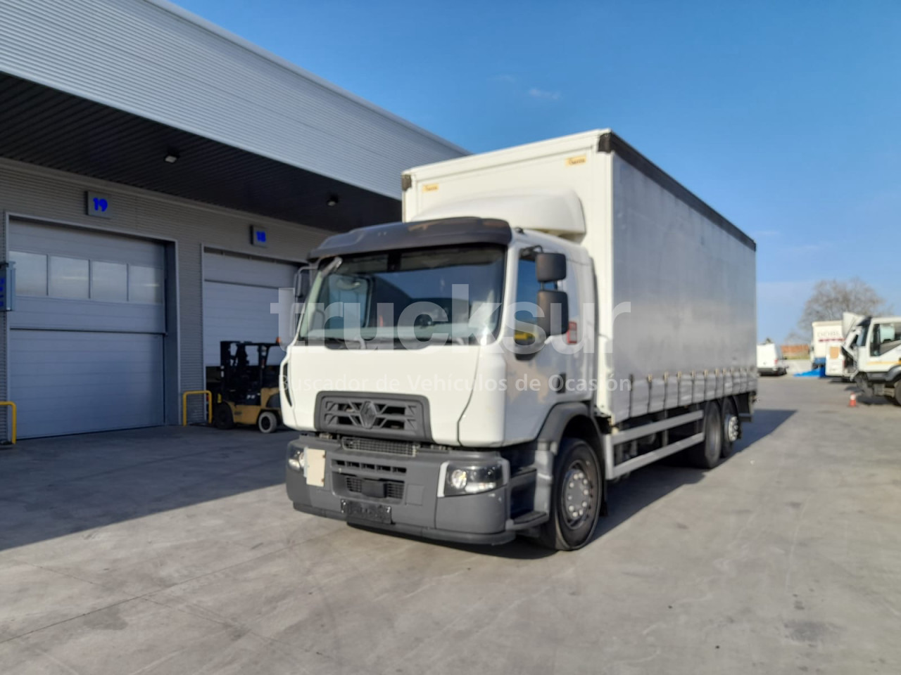 RENAULT D320.26 ejes 6x2*4 - Curtainsider truck: picture 1 RENAULT D320.26 ejes 6x2*4 - Curtainsider truck: picture 1
