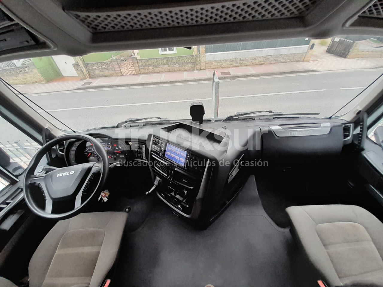 Interior photo 1: Tractor unit IVECO STRALIS AS480TX
