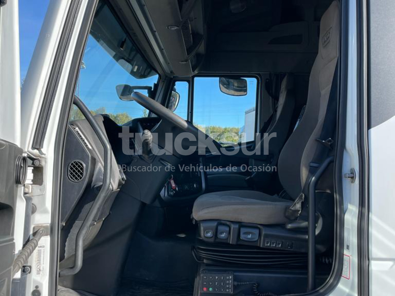 Interior photo 2: Tractor unit IVECO STRALIS AS480TX