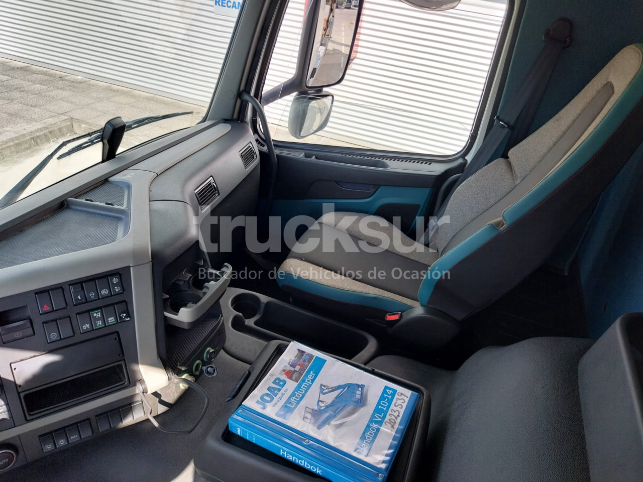 Skip loader truck VOLVO FM 330HP: picture 17