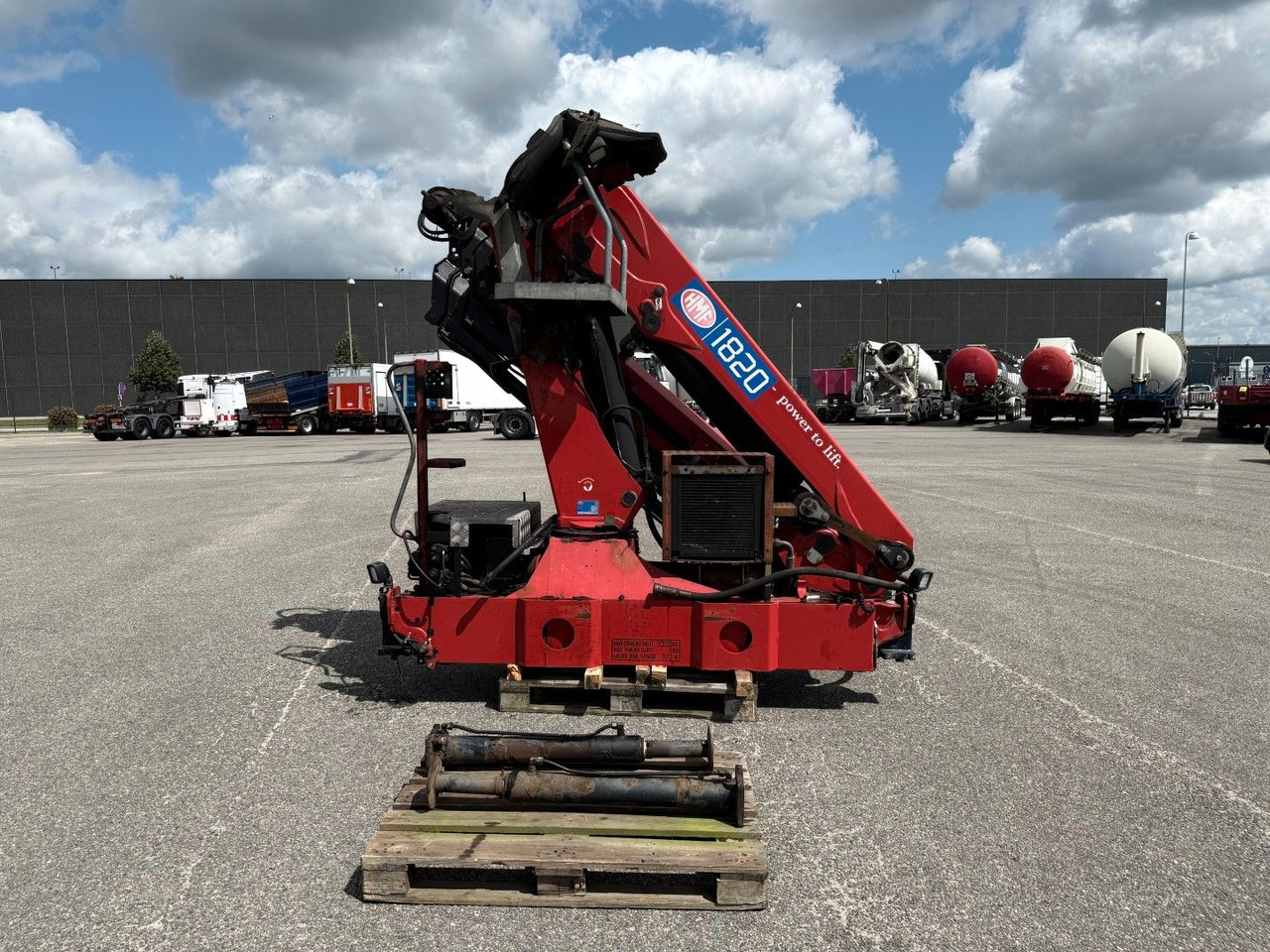 HMF 1820 K4 Remote control / Kran / Crane - Crane truck: picture 1 HMF 1820 K4 Remote control / Kran / Crane - Crane truck: picture 1