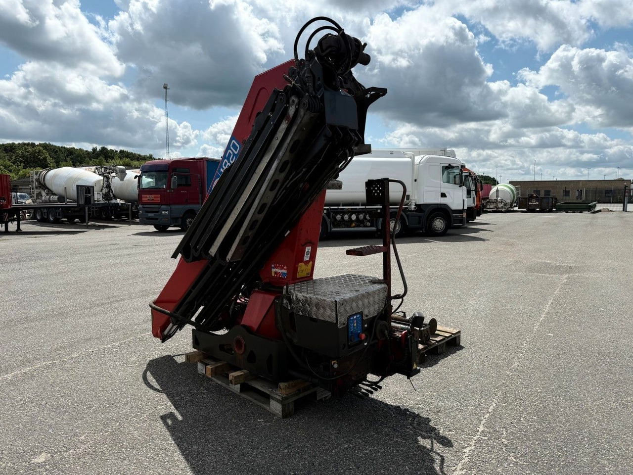 HMF 1820 K4 Remote control / Kran / Crane - Crane truck: picture 3 HMF 1820 K4 Remote control / Kran / Crane - Crane truck: picture 3