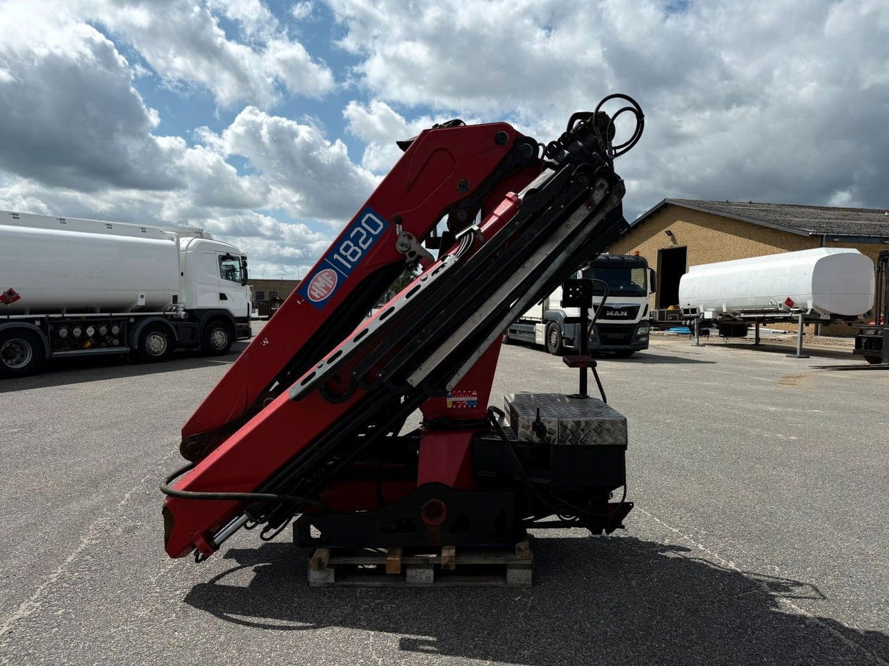 HMF 1820 K4 Remote control / Kran / Crane - Crane truck: picture 4 HMF 1820 K4 Remote control / Kran / Crane - Crane truck: picture 4