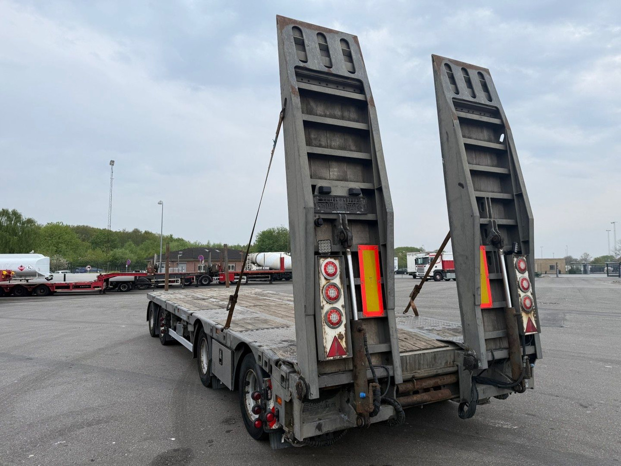 MTDK 4 Achsen 30 t. Maschinen Hydr. rampen - Low loader trailer: picture 4 MTDK 4 Achsen 30 t. Maschinen Hydr. rampen - Low loader trailer: picture 4