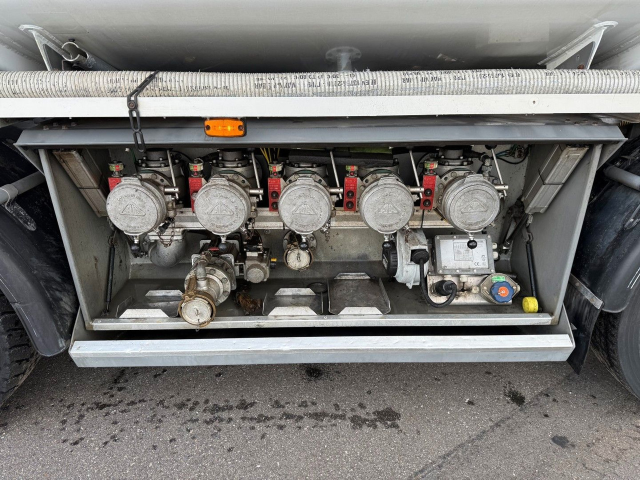 Tank truck Scania P400 8x2*6 HMK Bilcon 24.000 l. ADR Euro 5: picture 6 Tank truck Scania P400 8x2*6 HMK Bilcon 24.000 l. ADR Euro 5: picture 6