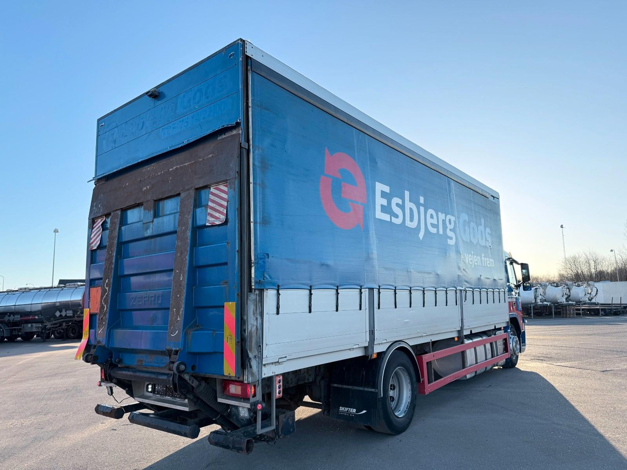 Volvo FM 330 4x2 7,7 m Curtainsider and Taillift - Curtainsider truck: picture 3 Volvo FM 330 4x2 7,7 m Curtainsider and Taillift - Curtainsider truck: picture 3