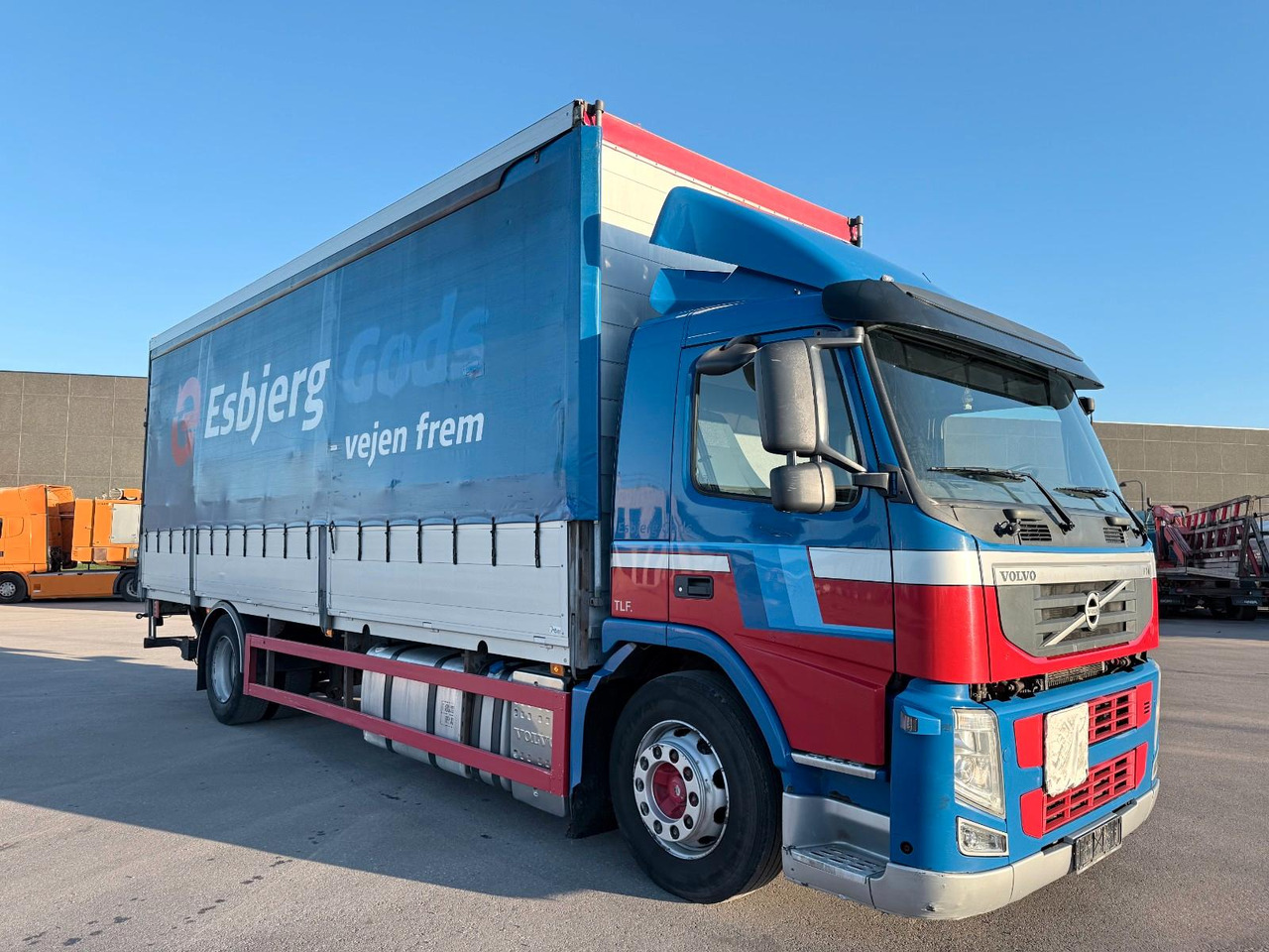 Volvo FM 330 4x2 7,7 m Curtainsider and Taillift - Curtainsider truck: picture 2 Volvo FM 330 4x2 7,7 m Curtainsider and Taillift - Curtainsider truck: picture 2