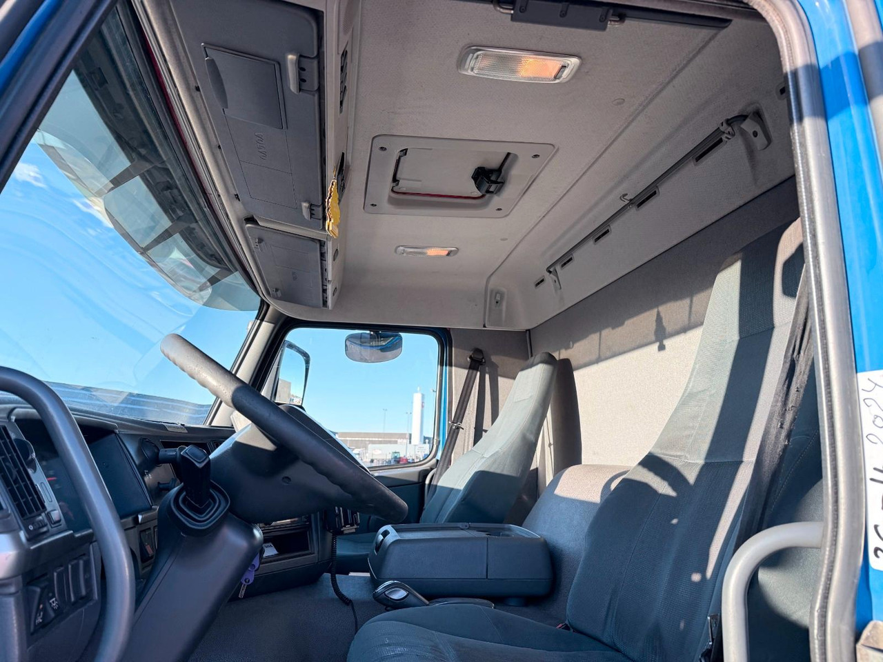 Volvo FM 330 4x2 7,7 m Curtainsider and Taillift - Curtainsider truck: picture 5 Volvo FM 330 4x2 7,7 m Curtainsider and Taillift - Curtainsider truck: picture 5