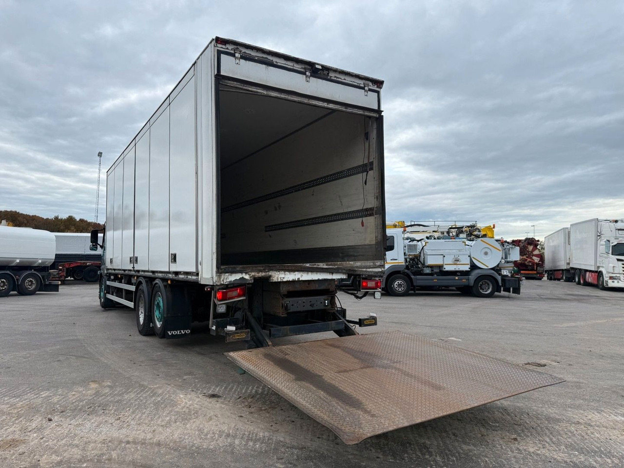 Volvo FM330 6x2*4 Carrier Supra 1050 Nordic - Refrigerator truck: picture 5 Volvo FM330 6x2*4 Carrier Supra 1050 Nordic - Refrigerator truck: picture 5