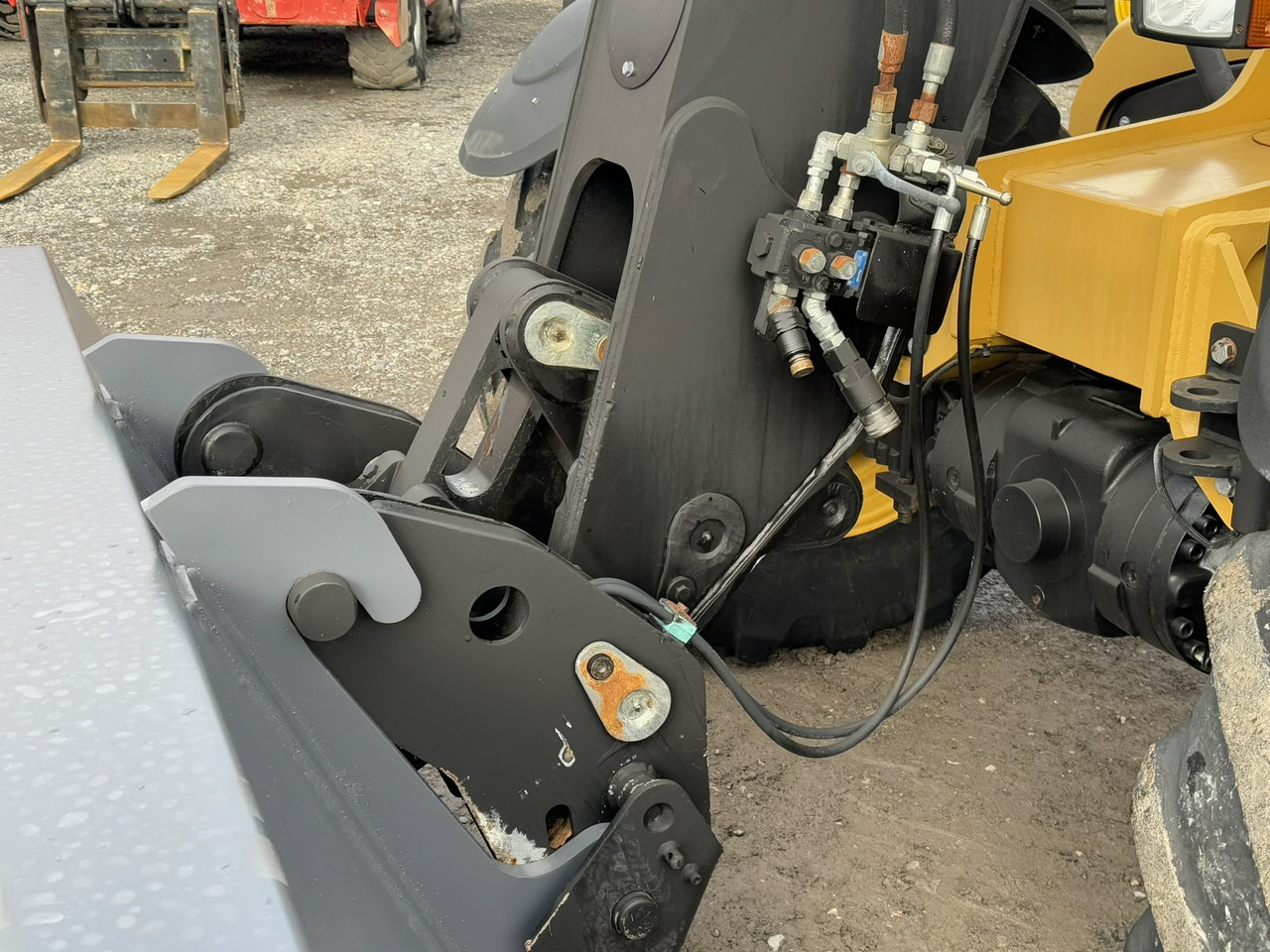 Caterpillar TH337C - Telescopic handler: picture 4 Caterpillar TH337C - Telescopic handler: picture 4