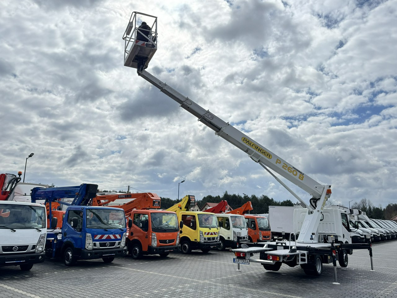 Truck mounted aerial platform Nissan Cabstar: picture 25 Truck mounted aerial platform Nissan Cabstar: picture 25