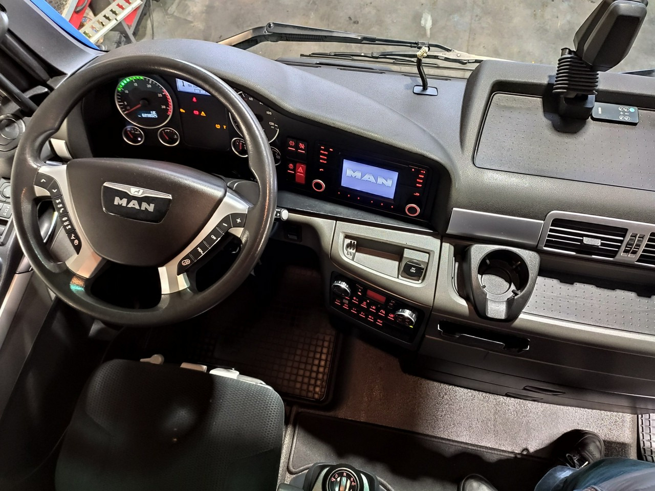 Tractor unit MAN TGX 18.480 STANDARD XXL E6 Bogato Wyposażony UNIKAT STAN !!!: picture 25 Tractor unit MAN TGX 18.480 STANDARD XXL E6 Bogato Wyposażony UNIKAT STAN !!!: picture 25