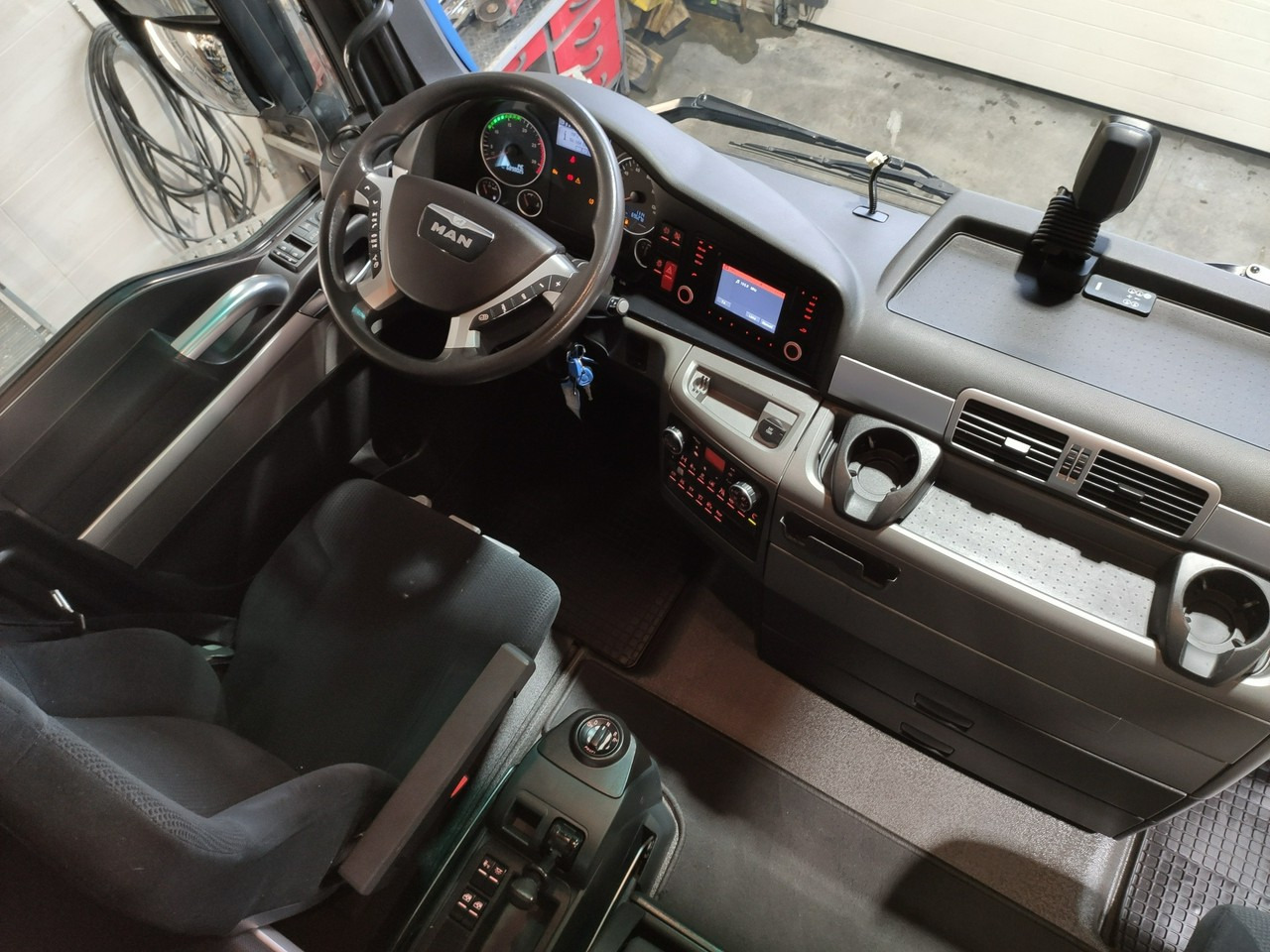 Tractor unit MAN TGX 18.480 STANDARD XXL E6 Bogato Wyposażony UNIKAT STAN !!!: picture 24 Tractor unit MAN TGX 18.480 STANDARD XXL E6 Bogato Wyposażony UNIKAT STAN !!!: picture 24