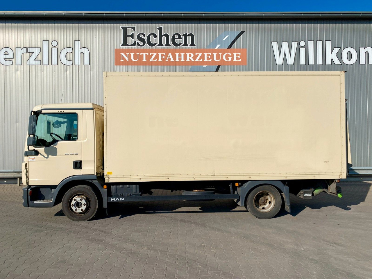 MAN TGL 8.150 Blatt/Blatt*5,5mKoffer*LBW*Seitentür MAN TGL 8.150 Blatt/Blatt*5,5mKoffer*LBW*Seitentür - Box truck: picture 2 MAN TGL 8.150 Blatt/Blatt*5,5mKoffer*LBW*Seitentür MAN TGL 8.150 Blatt/Blatt*5,5mKoffer*LBW*Seitentür - Box truck: picture 2