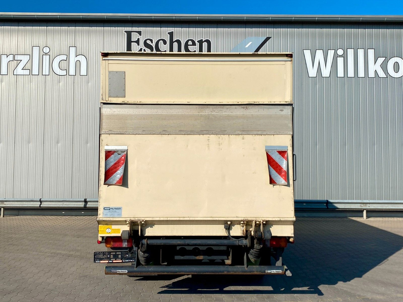 MAN TGL 8.150 Blatt/Blatt*5,5mKoffer*LBW*Seitentür MAN TGL 8.150 Blatt/Blatt*5,5mKoffer*LBW*Seitentür - Box truck: picture 4 MAN TGL 8.150 Blatt/Blatt*5,5mKoffer*LBW*Seitentür MAN TGL 8.150 Blatt/Blatt*5,5mKoffer*LBW*Seitentür - Box truck: picture 4