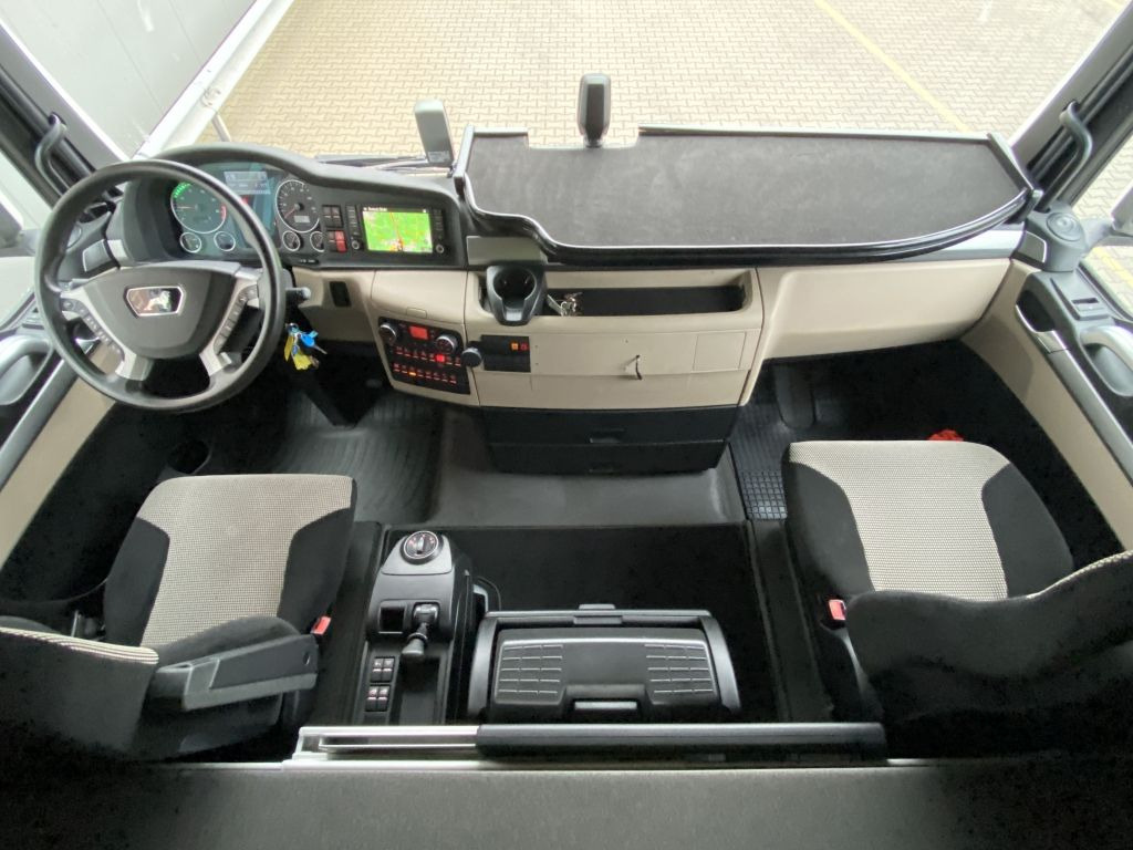 Dropside/ Flatbed truck, Crane truck MAN TGX 26.500 6x2-4 LL | HMF 2110-Kran*XLX*Navi*AHK: picture 15