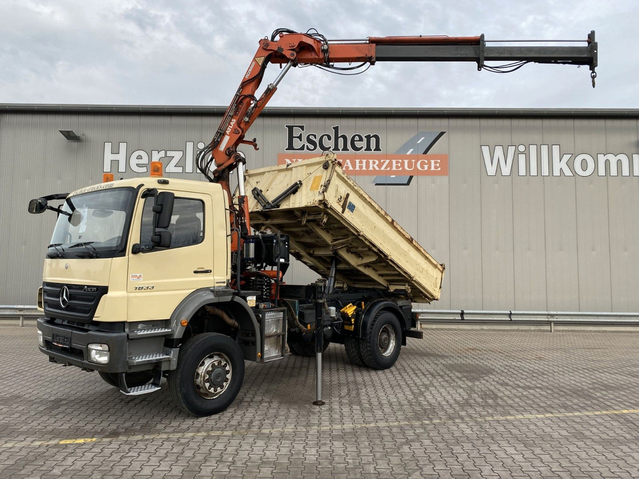 Tipper, Crane truck Mercedes-Benz 1833 4x4 Axor | Atlas 105.2-A2*Funk*AHK*3 Sitze: picture 1