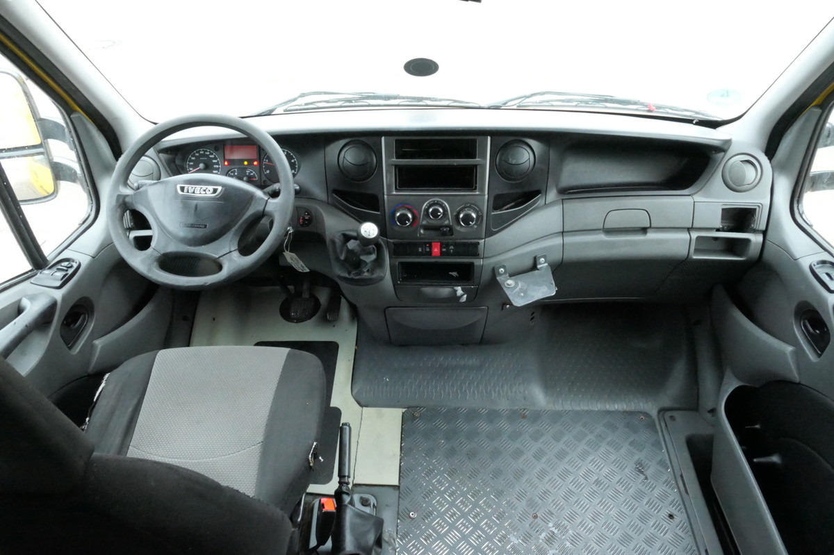 Interior photo 3: Box van IVECO Daily 35 S11 C30C AUTOMATIK KAMERA MAXI KAMERA R