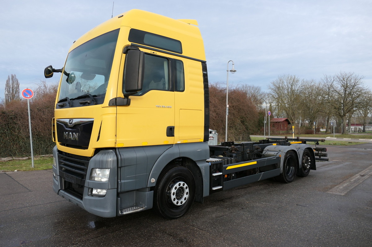 MAN TGX 26.420 6x2 KLIMA AHK Lenkachse - Container transporter/ Swap body truck: picture 1 MAN TGX 26.420 6x2 KLIMA AHK Lenkachse - Container transporter/ Swap body truck: picture 1