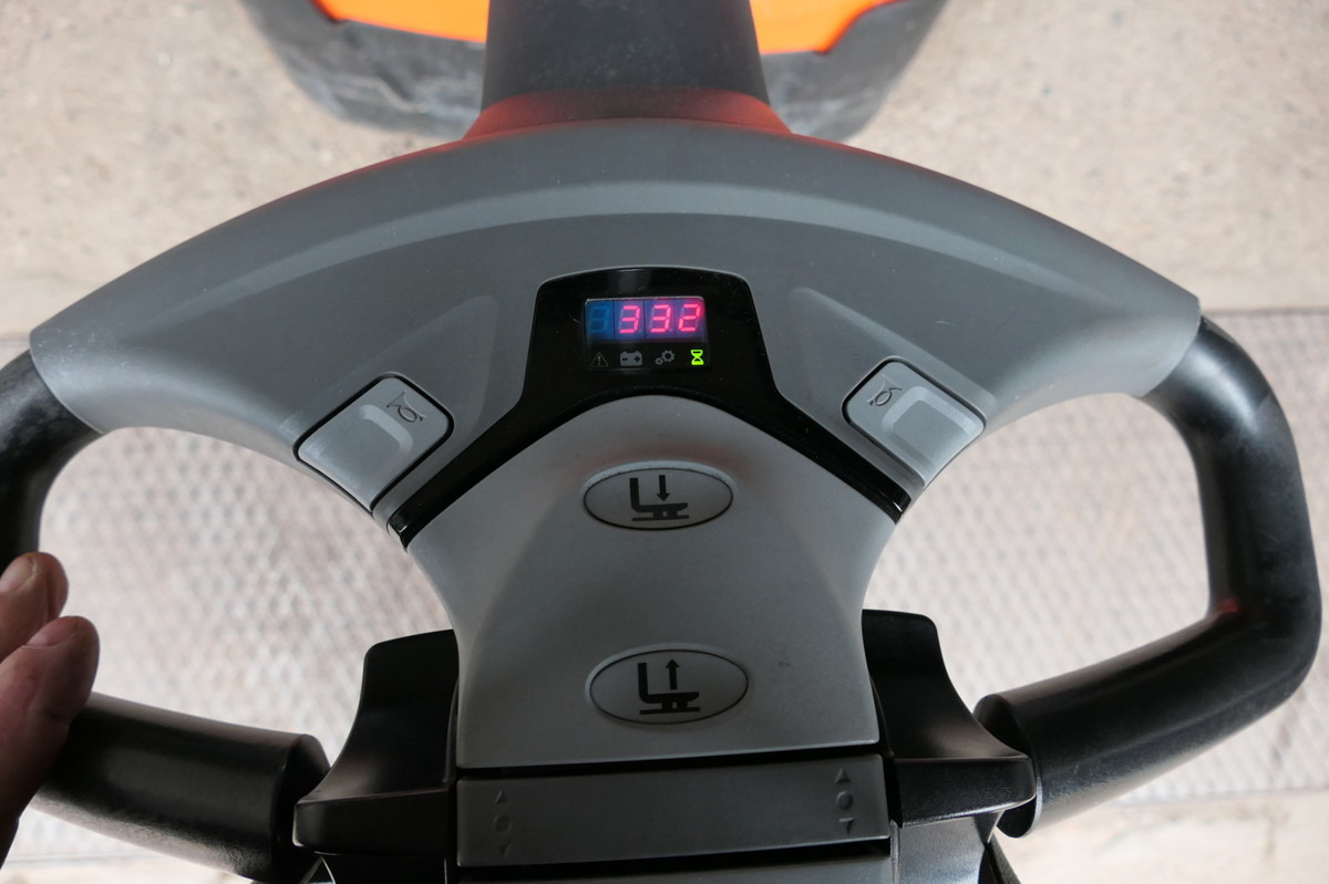 Pallet truck TOYOTA SWE 080L: picture 6