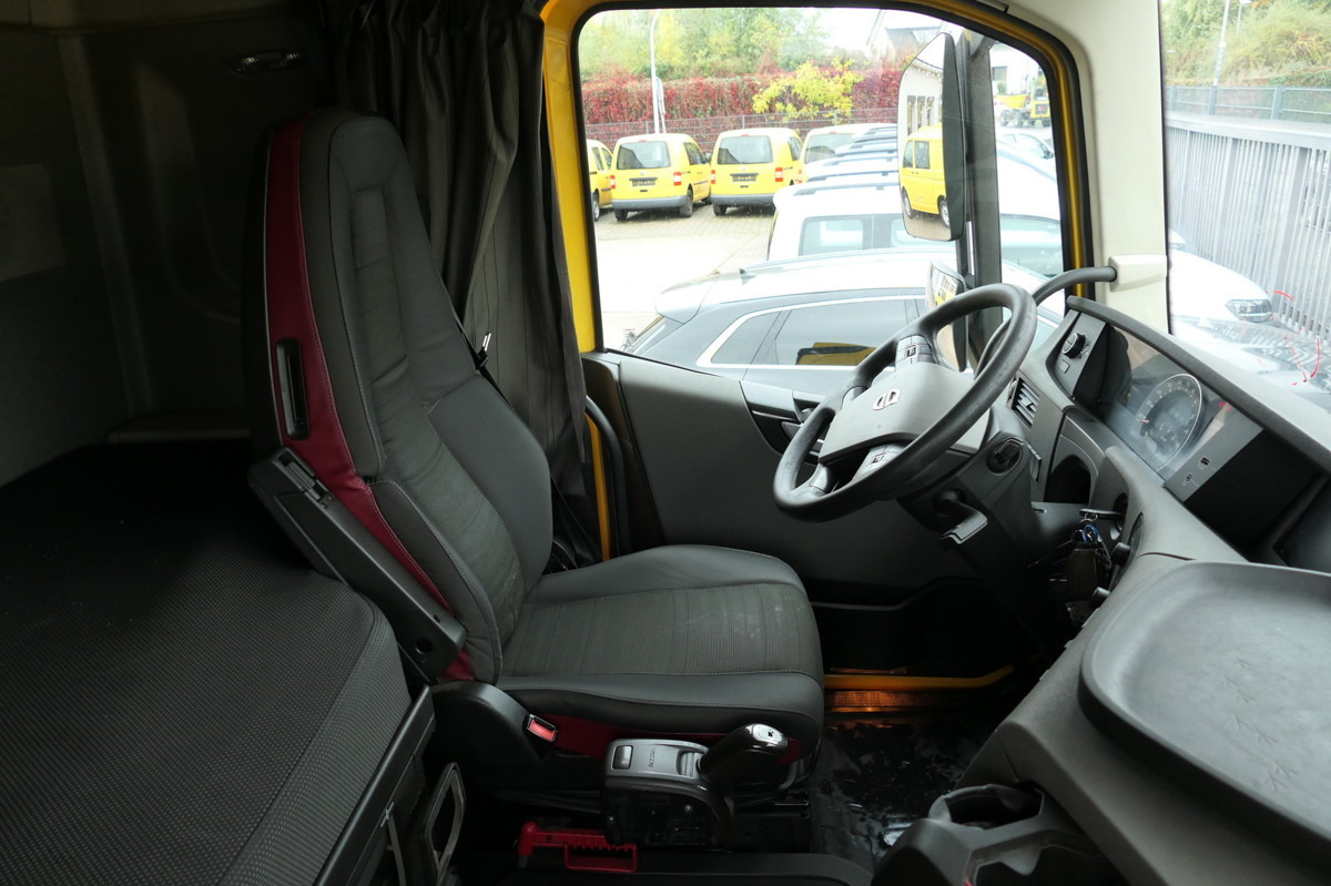 Interior photo 1: Container transporter/ Swap body truck VOLVO FH 26.420 6x2 BDF