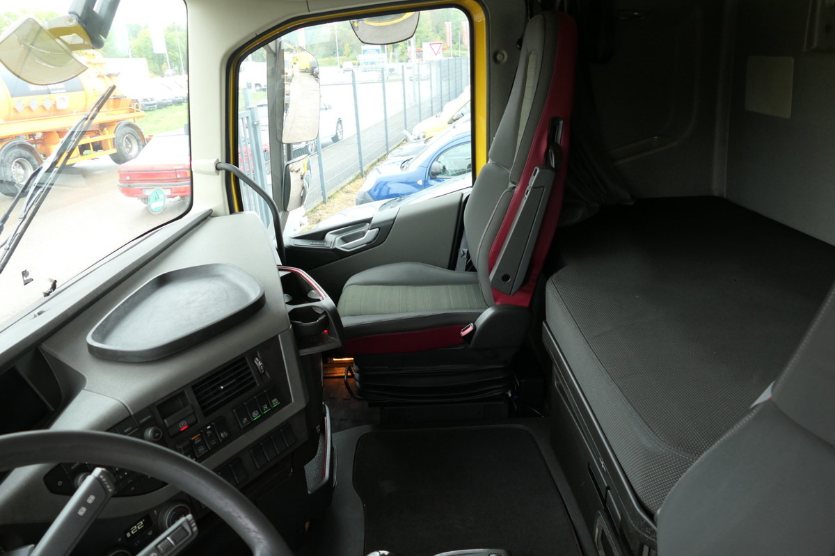 Container transporter/ Swap body truck VOLVO FH 26.420 6x2 BDF: picture 10