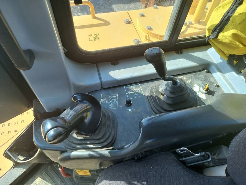 Bulldozer Komatsu D155A-6R (4 Pcs available in Abu Dhabi): picture 17 Bulldozer Komatsu D155A-6R (4 Pcs available in Abu Dhabi): picture 17